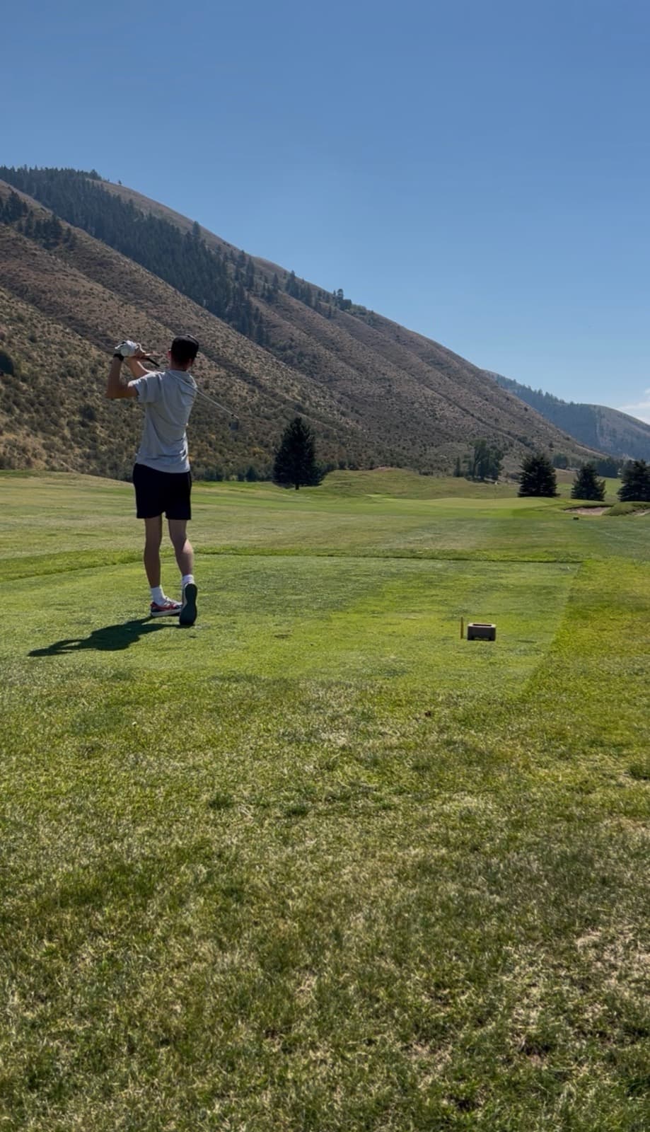 Calvin golfing in the mountains